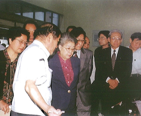 1999年省長(cháng)柴松岳陪同國務(wù)院副總理吳儀參觀(guān)集團投資企業(yè)