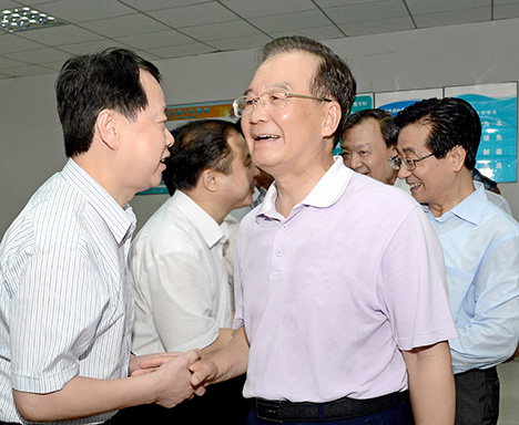 2012年溫總理視察浙江與集團董事長(cháng)秦吉強親切握手